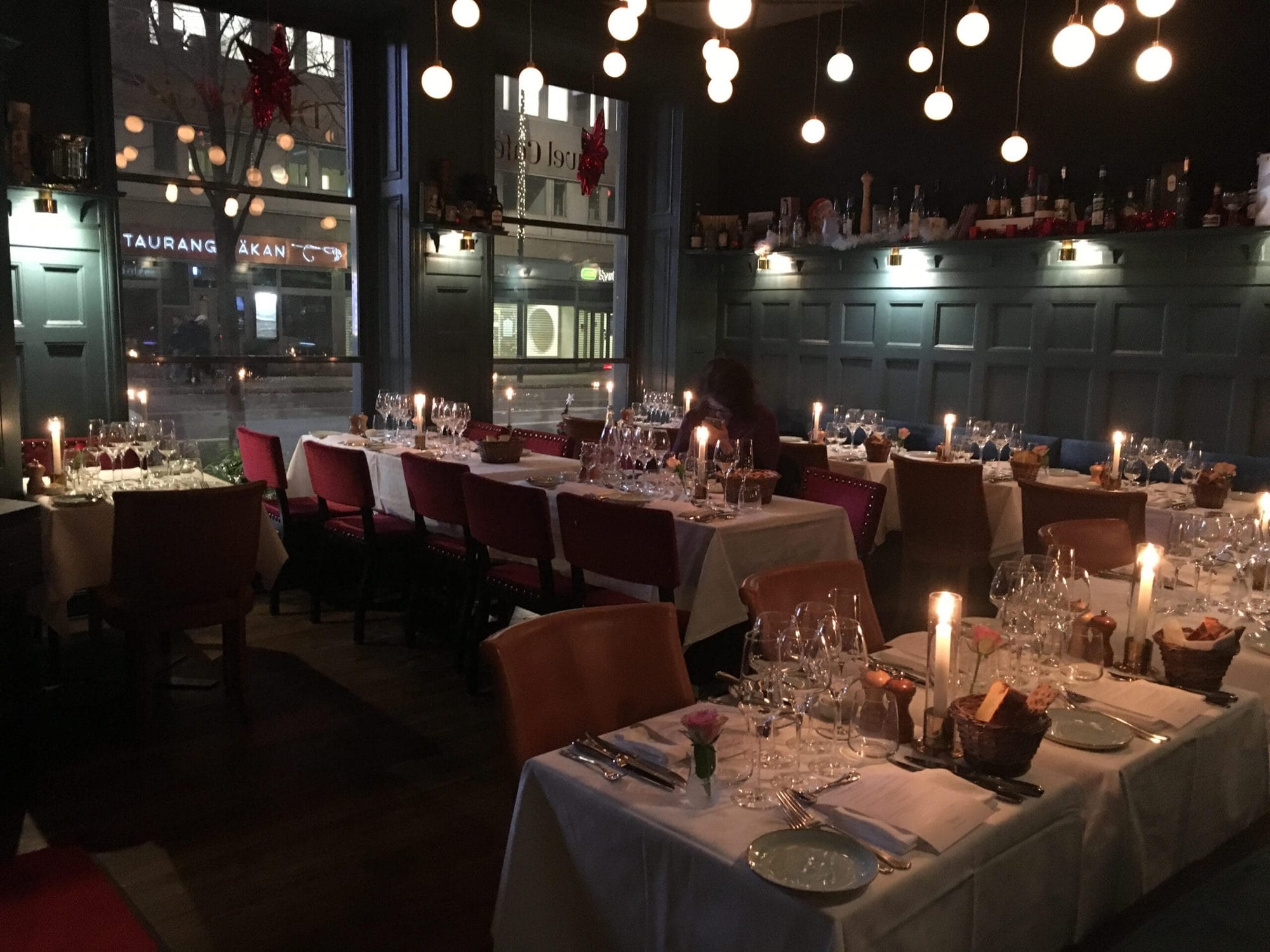 Dukat julbord med levande ljus i Duvel Cafés matsal